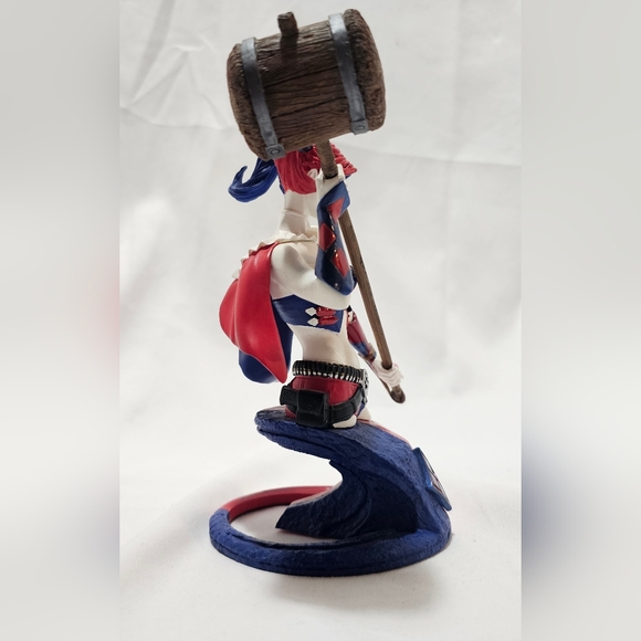 Harley Quinn Bust and Comic Bundle - Picture 7 of 10